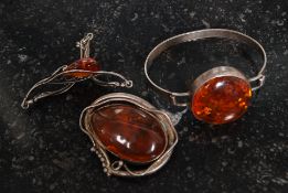 A 3 piece art nouveau silver and amber style inset jewellery combination.