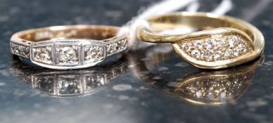 2 ladies 9ct gold rings, both channel se