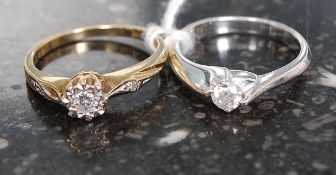 2 ladies 9ct gold rings, both single sto