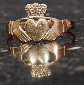 A 9ct gold gentlemans signet band ring with crown over heart design. Total weight 2.8g Size Y.