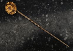 A 15ct gold vintage stick pin with inset diamond to the flowerhead top. 1.