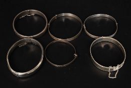 A collection of 6x vintage silver and white metal jewellery bracelets.