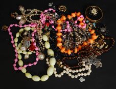 A collection of costume jewellery to include a white metal and agate set pill box,
