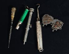 A collection of silver and white metal items to include a propelling pencil,