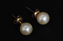 A pair of ladies 9ct gold pearl stud earrings.