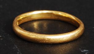 A 22ct gold plain wedding band, with hallmarks to the inner ring. 3.