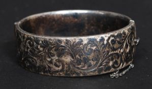 A Charles S Green & Co ladies silver heavy bangle / bracelet with safety chain being rococo chase