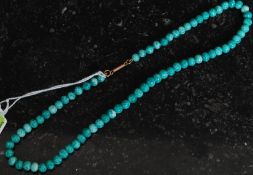 A 9ct gold and green spotted tree agate stone Chinese necklace. Set with a 9ct gold clasp.