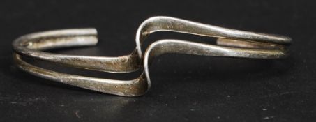 A ladies silver 925 split stem bracelet of swirl contemporary form.