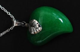A silver and jade heart shaped necklace. Total weight 15g.