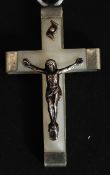 A silver and mother of pearl crucifix pendant adorned with the figure of christ. Total weight 4.