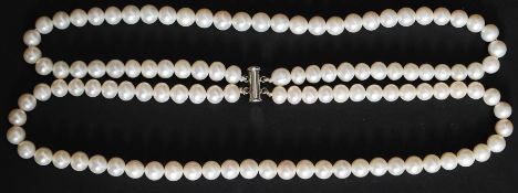 A freshwater pearl 2 string necklace with white metal barrel clasp
FREE UK POSTAGE ON ALL LOTS