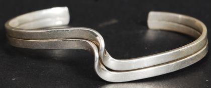 A ladies silver 925 split stem bracelet of swirl contemporary form.