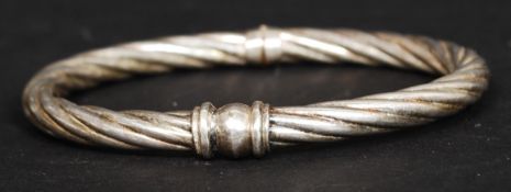 A contemporary ladies swirl bar bracelet with ball end finial.
