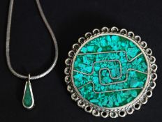 A fine linked silver 925 ladies necklace with green stone and silver teardrop pendant.