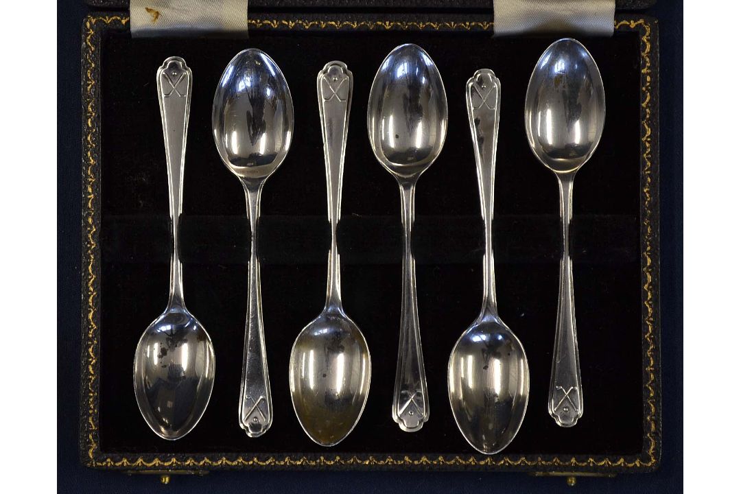 Set of 6x Walker and Hall silver golfing teaspoons - hallmarked Sheffield 1933/34 each spoon is