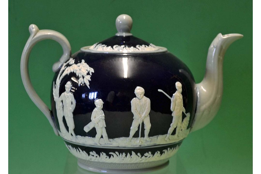 Fine Copeland Late Spode golfing tea pot c1910 - decorated with golfers in white relief in the round