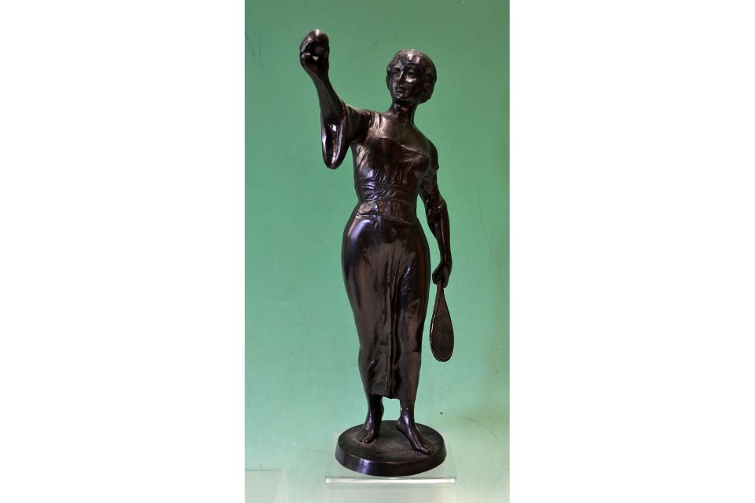 Late Vic Tennis bronze figure c. 1900 – of a female tennis player about to serve - mounted on a