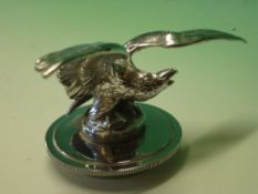 Automobilia. A chromium plated radiator cap and eagle mascot. Late 1920s / early 1930s. Wingspan 8