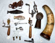 ACCESSOIRES: (Qty) Large cow horn creeper or live bait carrier, 10