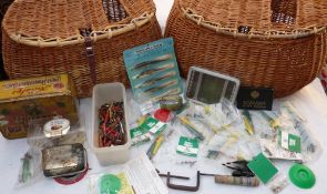 ACCESSORIES: Two fine willow salmon fly fishers creels, 20