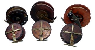 REELS: (6) Collection of wood and brass large Nottingham pattern vintage reels, a 7