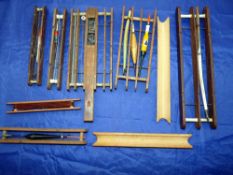 ACCESSORIES: Collection of vintage float and cast winders, wood and bamboo, some with bone end