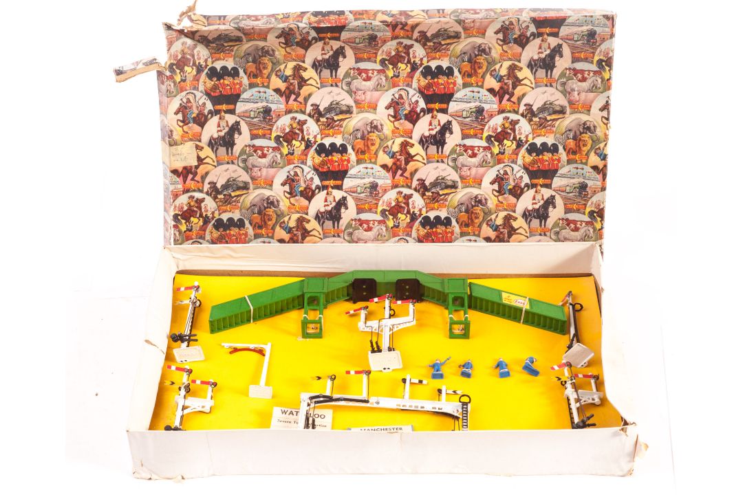 An uncommon unused Crescent 00 Gauge 20135 Railway Accessory Set: signals (6, one gantry),