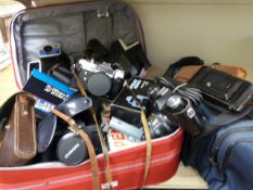 A quantity of vintage cameras including