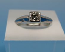An 18ct white gold ring set with a solit
