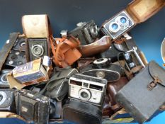 A quantity of vintage cameras to include