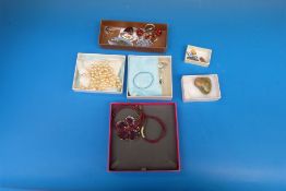 A quantity of jewellery including a 9ct
