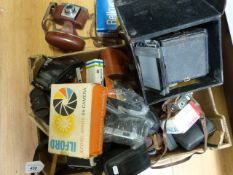 A quantity of vintage cameras to include