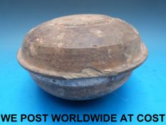 A Chinese Han dynasty covered cooking po