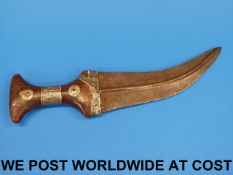A Yemeni / Omani khanjar with white meta