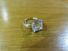 An 9ct gold and amethyst ring