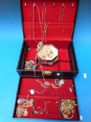 A collection of jewellery to include cha