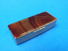 A yellow metal and agate pill or snuff b