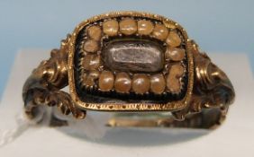 A William IV mourning ring set with seed