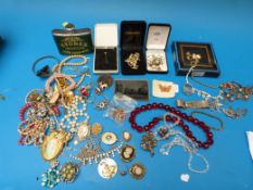 A quantity of costume jewellery includin