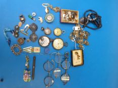 A collection of jewellery to include a C