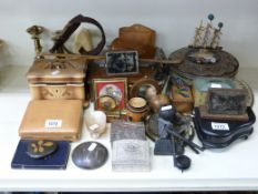 A quantity of tourist ware, collectables