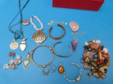 A collection of white metal/silver jewel