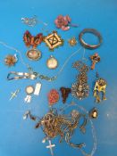 A collection of brooches to include silv