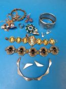 A collection of jewellery to include bro