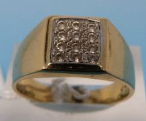 An 18ct gold ring set with clear stones