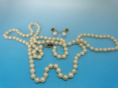 A cultured pearl necklace with 15ct gold