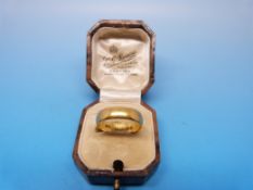 A hallmarked 22ct gold wedding band (4.7