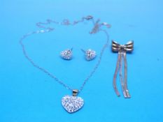 A 9ct gold heart shaped necklace and mat