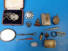 A yellow metal ring set with a central g